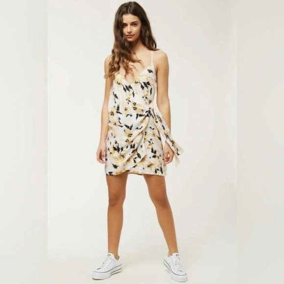 O’Neill Coastal Surf Beach Cream Floral Brandon Wrap-Front Dress Size M Medium - Picture 4 of 4